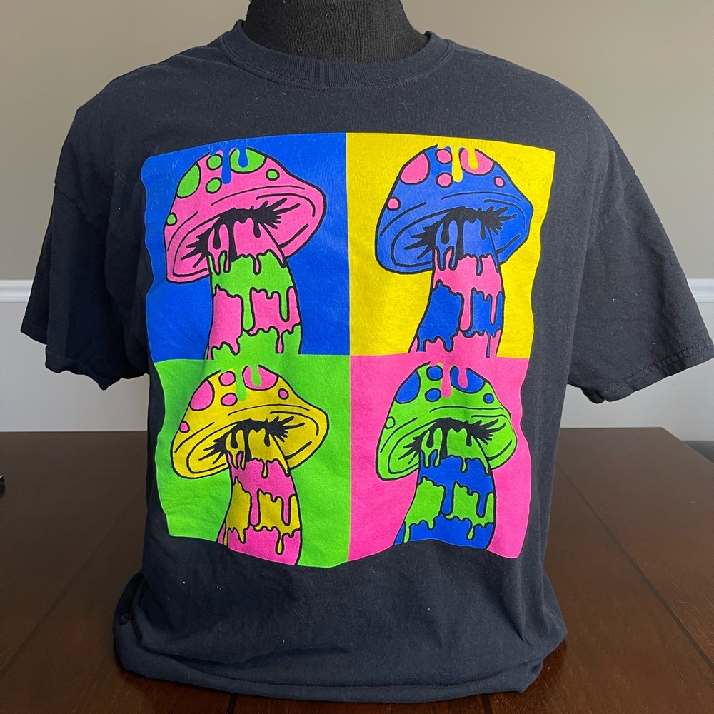Trippy Andy Warhol style mushroom T-shirt in size XL